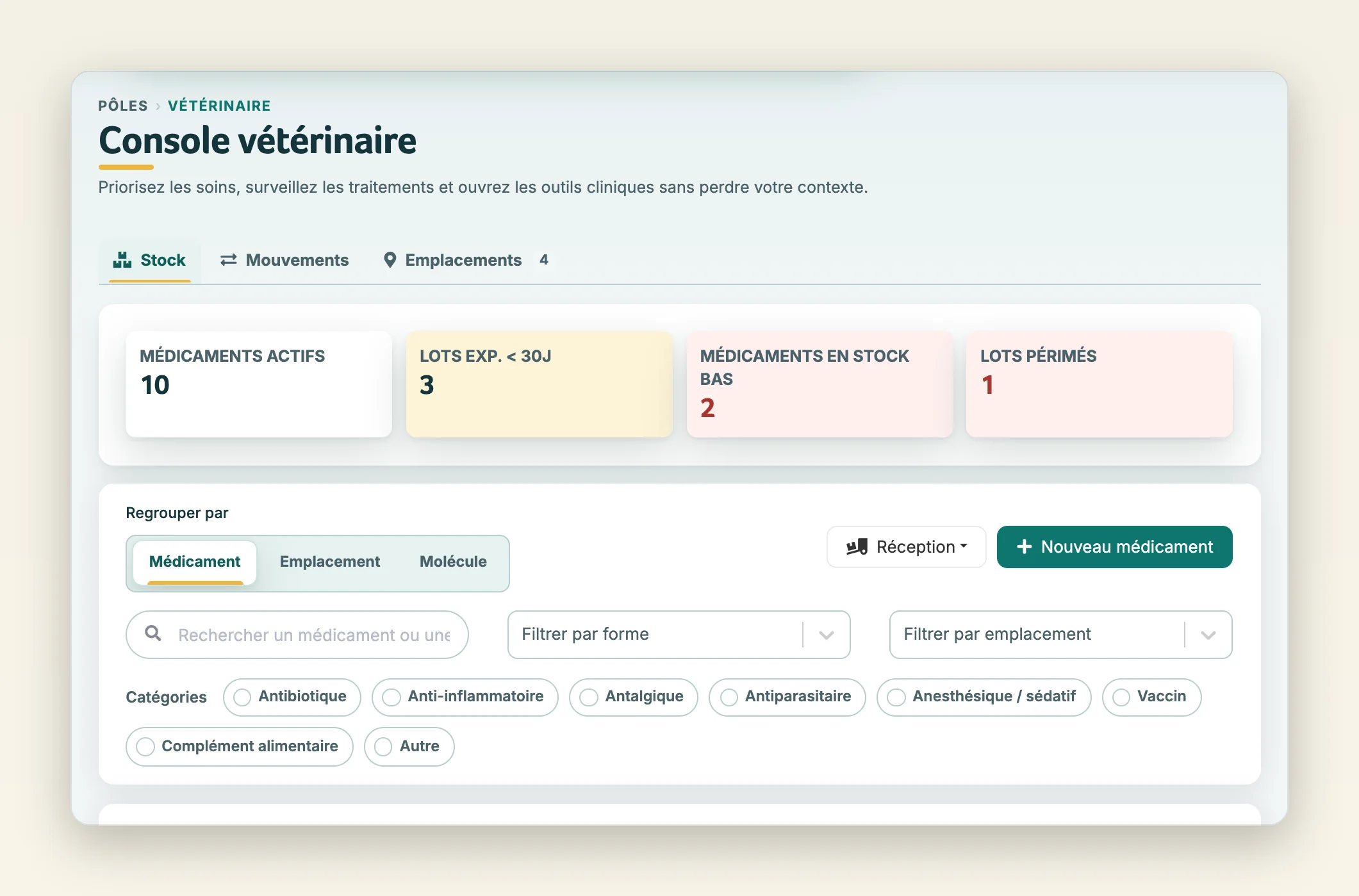 Vue Stock : médicaments actifs, alertes de péremption et de stock bas, filtres par catégorie
